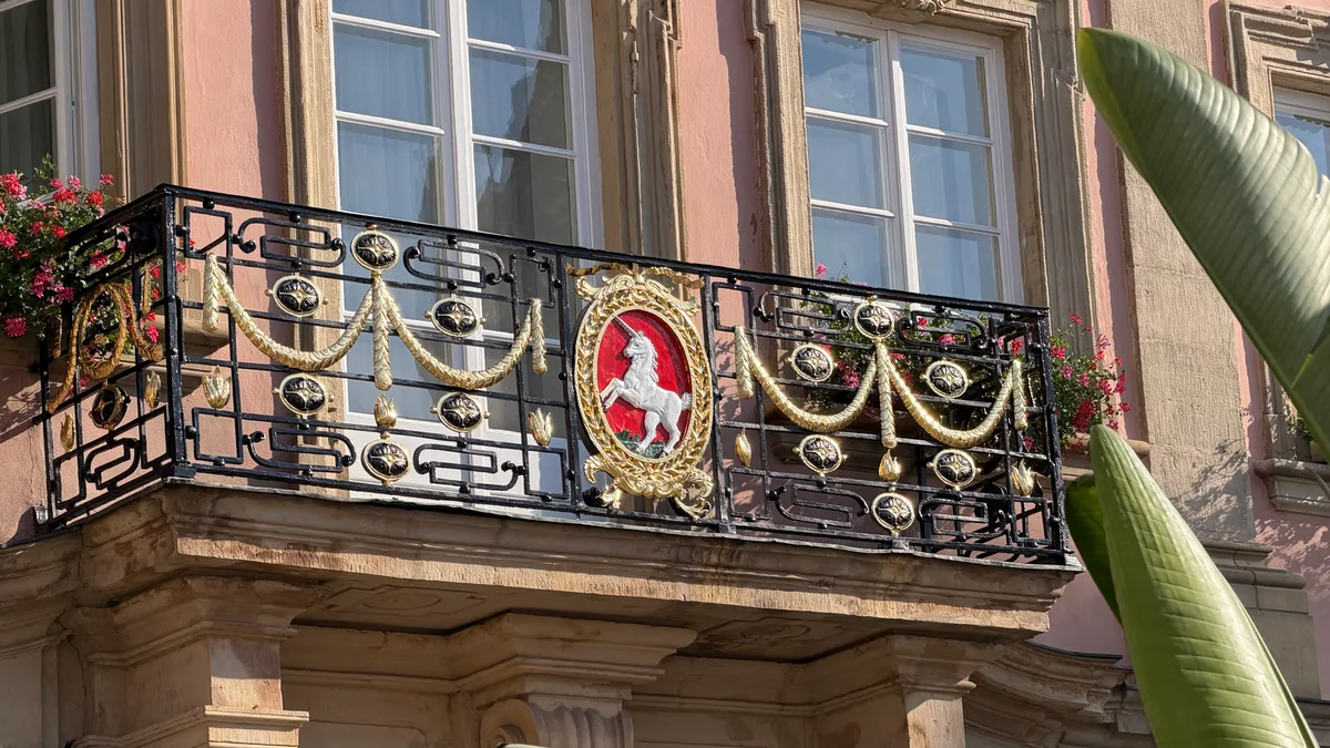 Das glänzende Einhorn auf dem Balkon des Rathauses. Impressionen aus der Einhornstadt Schwäbisch Gmünd.